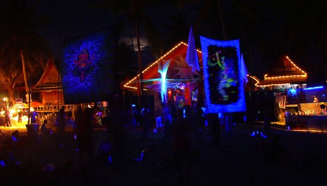 Festa da lua cheia na praia de Haat Rin, na Tailândia