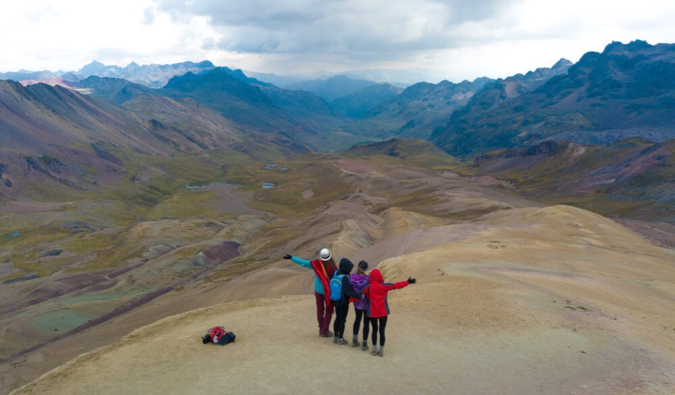Um grupo de mulheres viajantes solitárias durante uma campanha conjunta nas montanhas