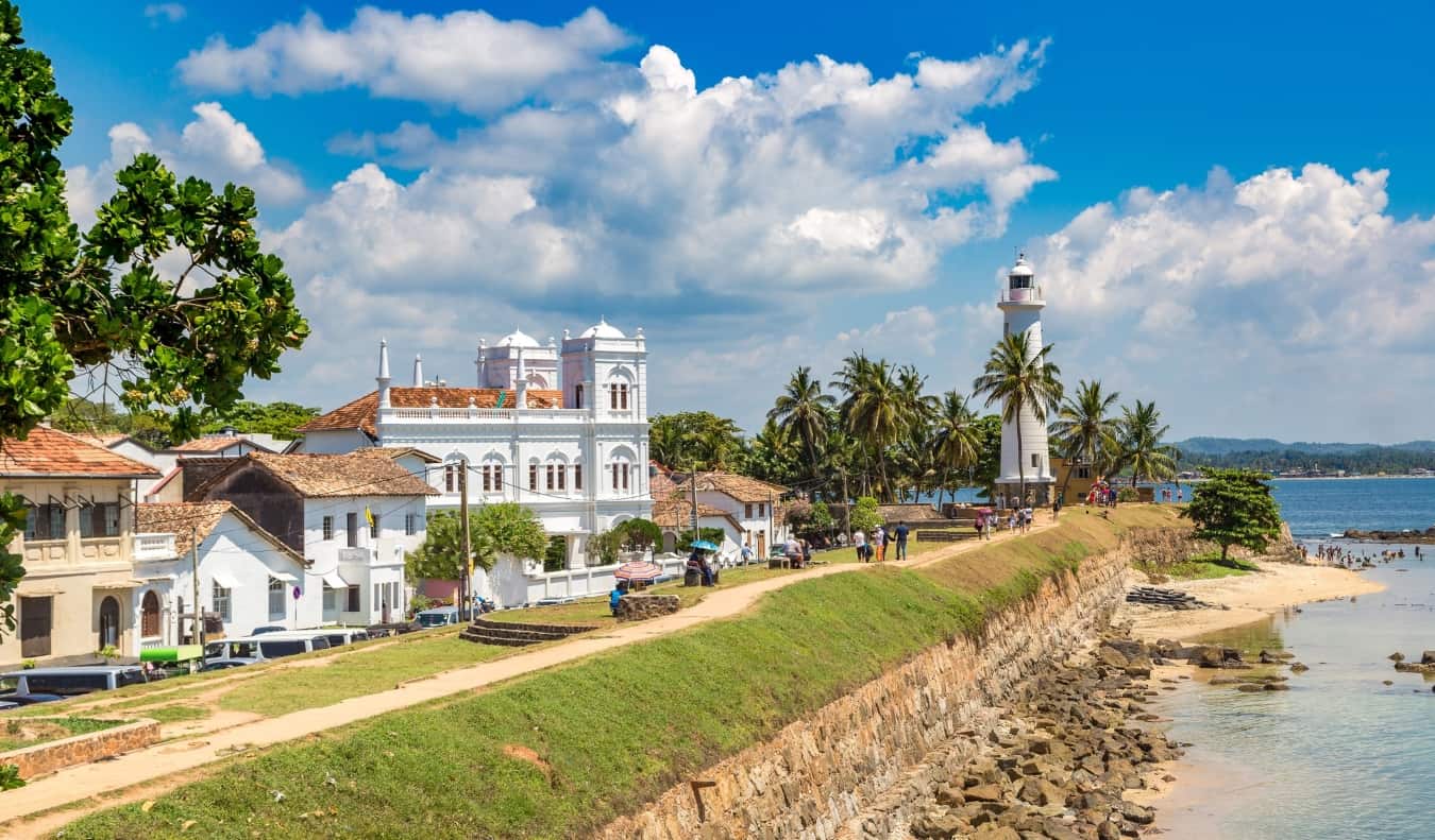 À beira-mar em Galle, Sri Lanka, com farol e edifícios coloniais brancos