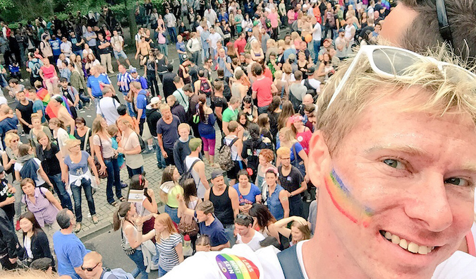 Adam Groffman, viajante gay, em evento do Orgulho Gay em Berlim, Alemanha