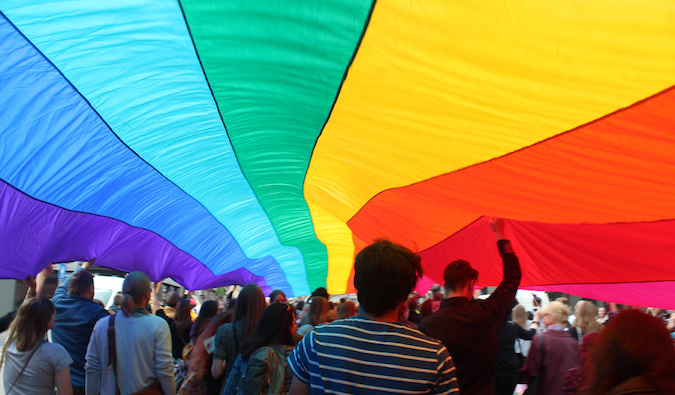 Bandeira do arco-íris na marcha EuroPride em Riga, Letônia, 2015, fotografada por Adam