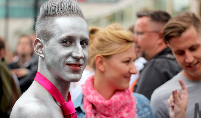 Um homem pintado em cor prateada no evento de um Praid LGBT em Berlim