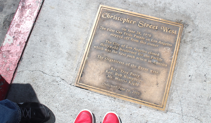 A placa memorial na Christopher Street, onde o primeiro desfile gay em Los Angeles começou
