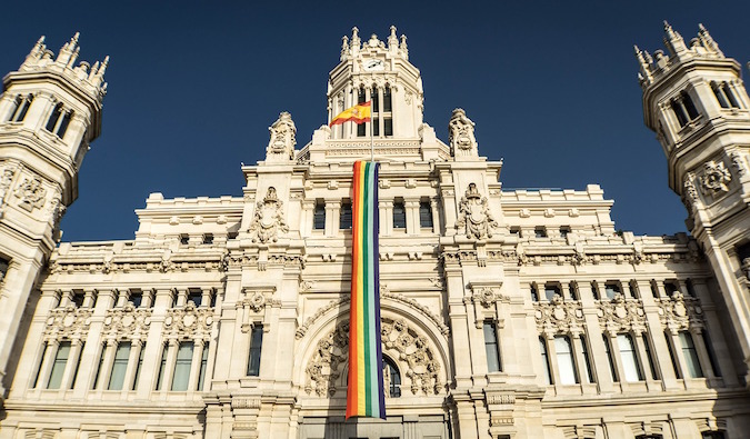 A bandeira gay do LGBT Predad está na arquitetura da Espanha