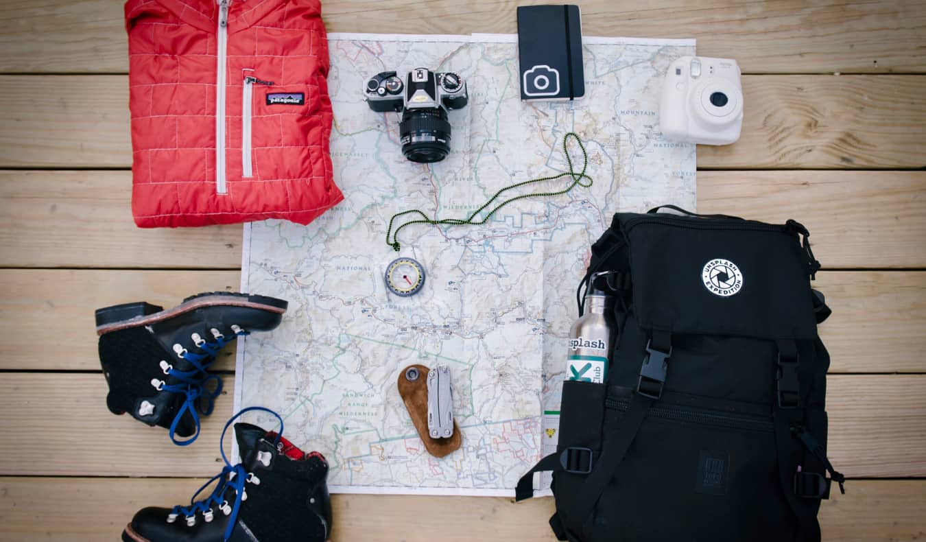 Mapa, mochila e outros equipamentos para viagem