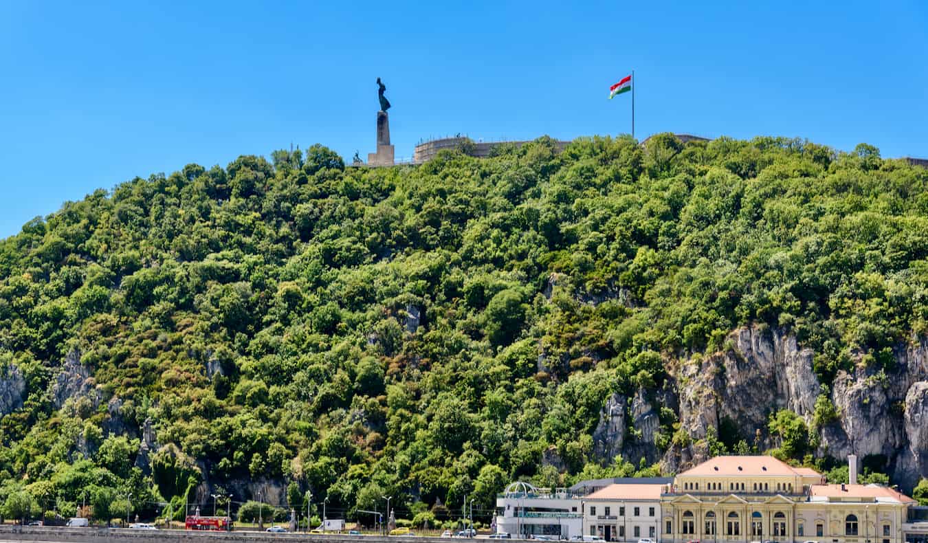 Colina Gellert coberta de vegetação exuberante em Budapeste, Hungria