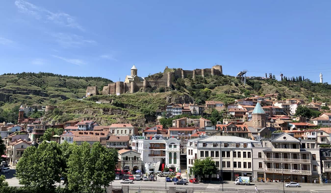 A capital movimentada da Geórgia, Tbilisi, em um dia ensolarado brilhante