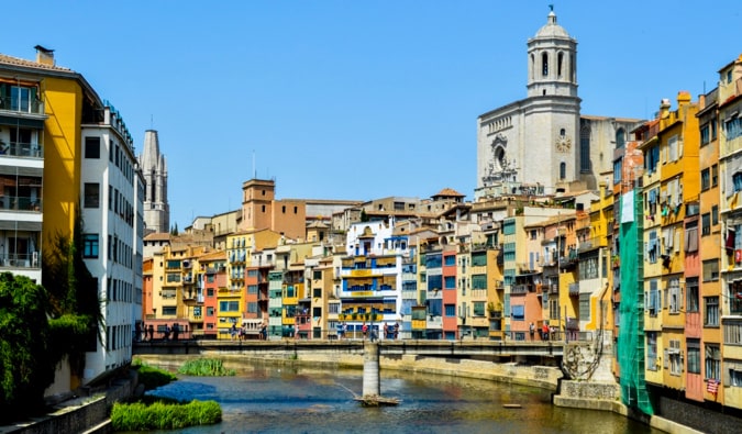 Edifícios coloridos Girona, Espanha, com vista para o rio