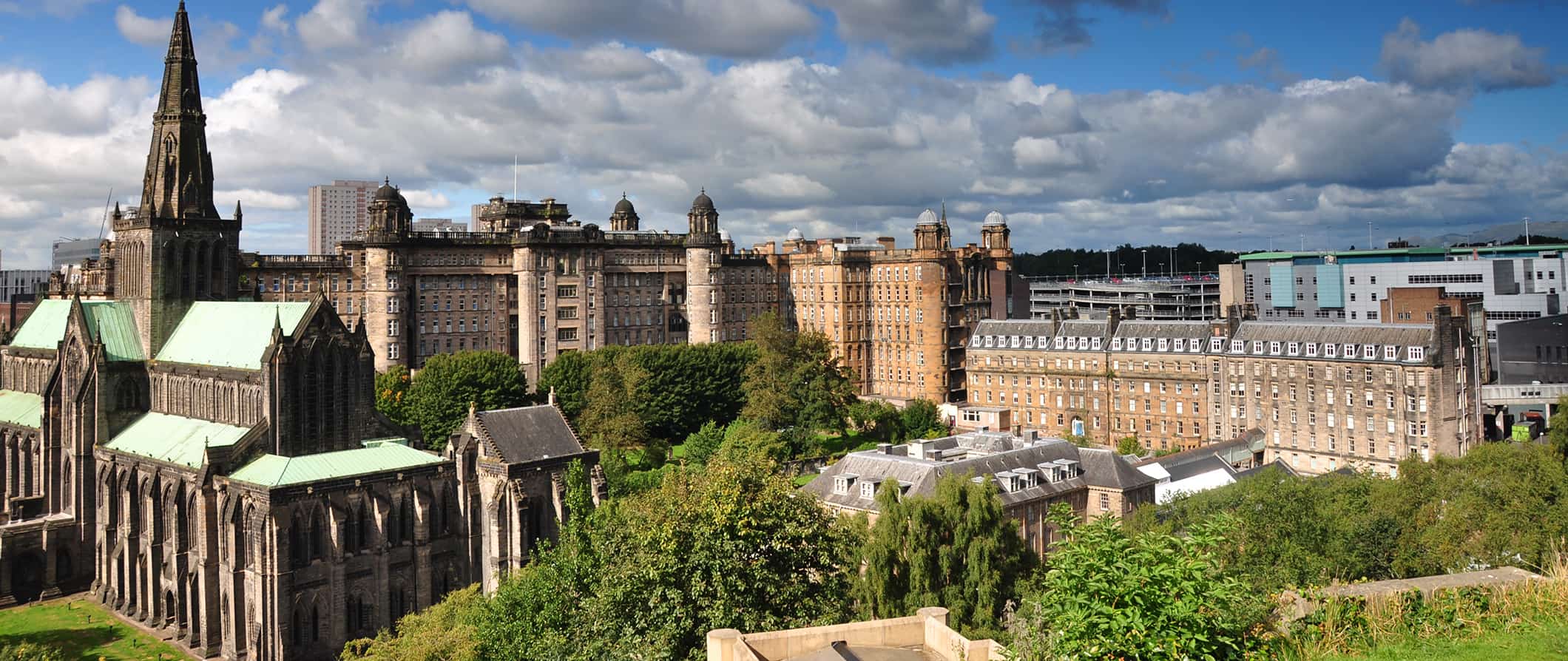 Edifícios históricos enchendo o horizonte de Glasgow, na Escócia, em um dia ensolarado de verão.