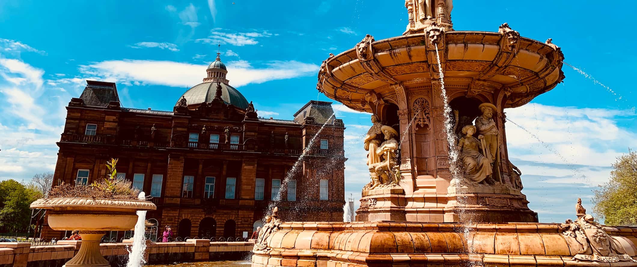 Edifícios históricos e a antiga fonte de Glasgow, na Escócia, em um dia ensolarado de verão.