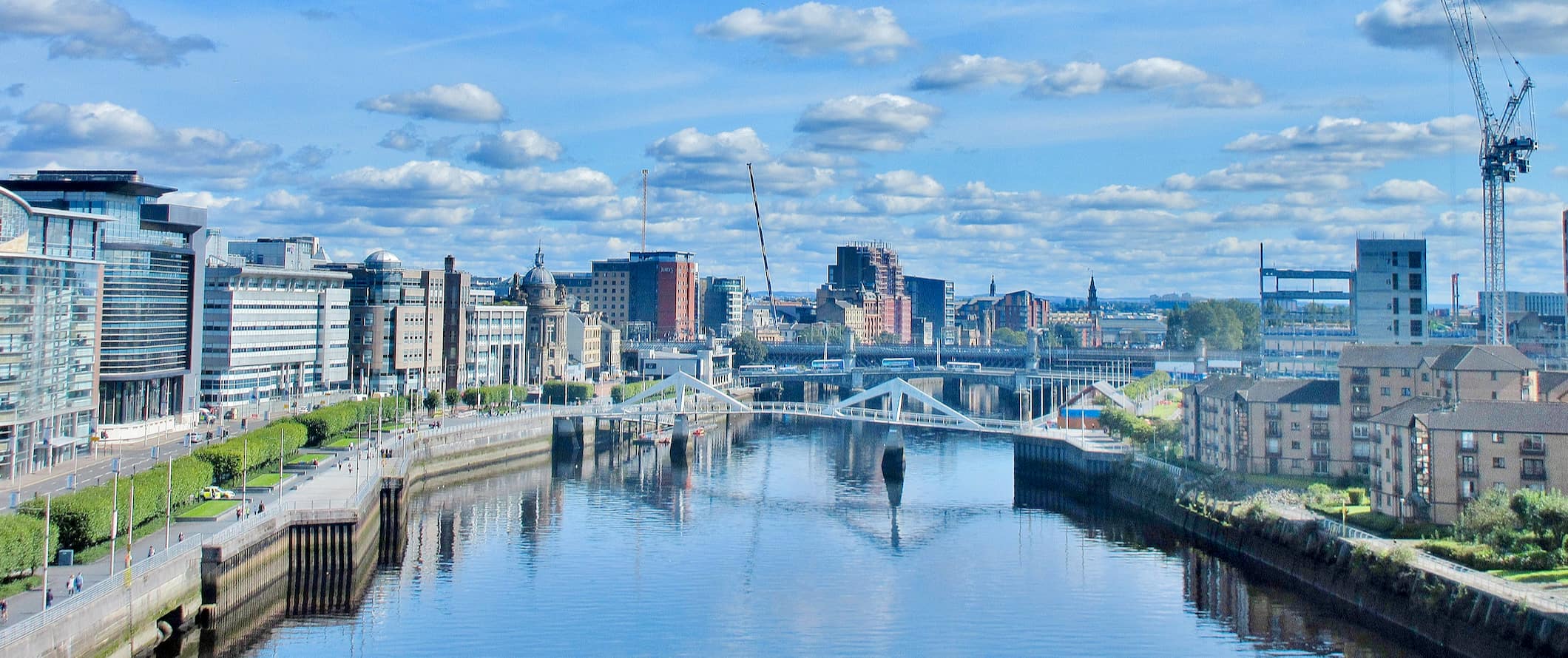 Horizon da cidade de Glasgow, Escócia, dividido pelo rio