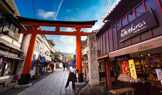 Ruas movimentadas com pequenas lojas no Japão