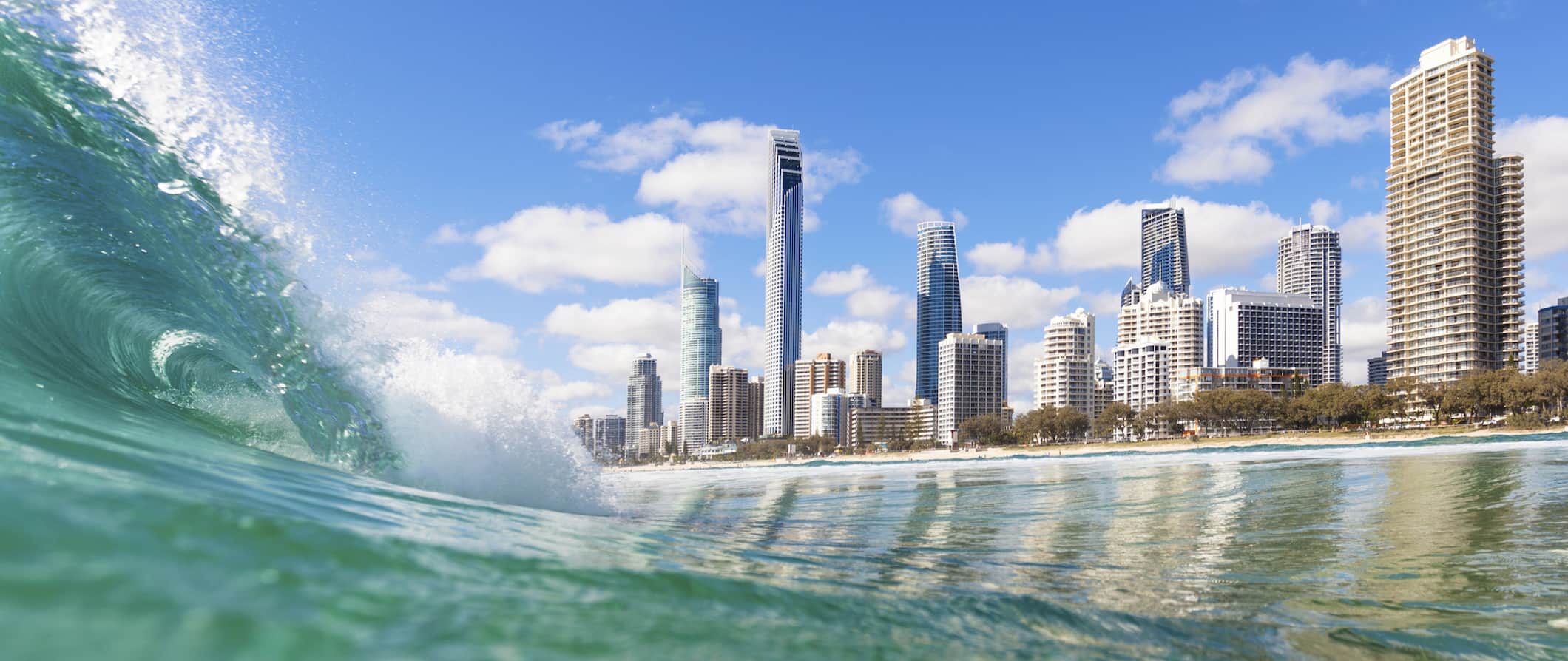 A água cristalina de uma onda enorme enquanto alguém surfa ao longo da deslumbrante costa de Gold Coast, Austrália