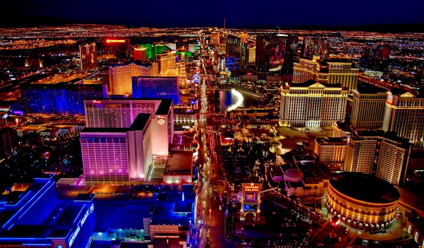 Horizonte brilhante e movimentado de Las Vegas à noite