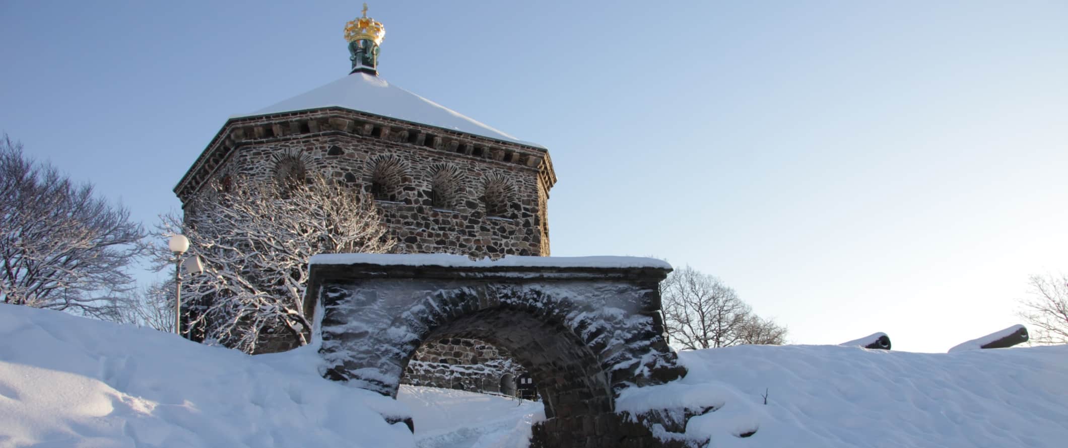 Portão de pedra da fortaleza Skansen Crown, coberta de neve, em Goetric, Suécia