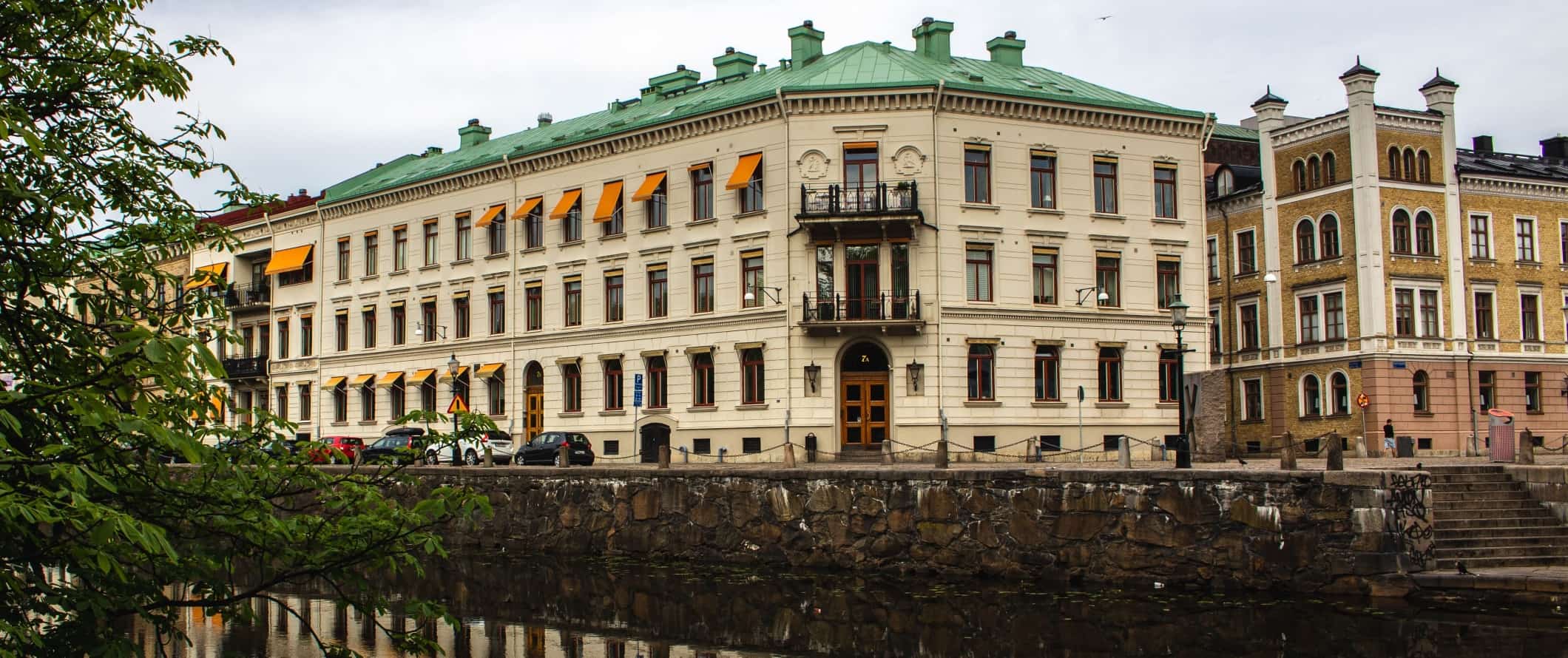 Edifícios Históricos ao longo do aterro em Gotheborg, Suécia