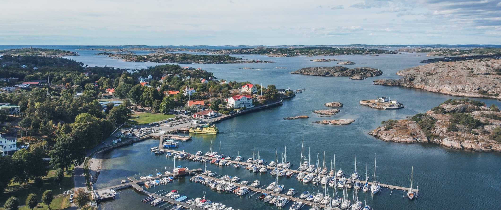 Vista aérea de um porto com veleiros e ilhas ao fundo em Gotemburgo, Suécia