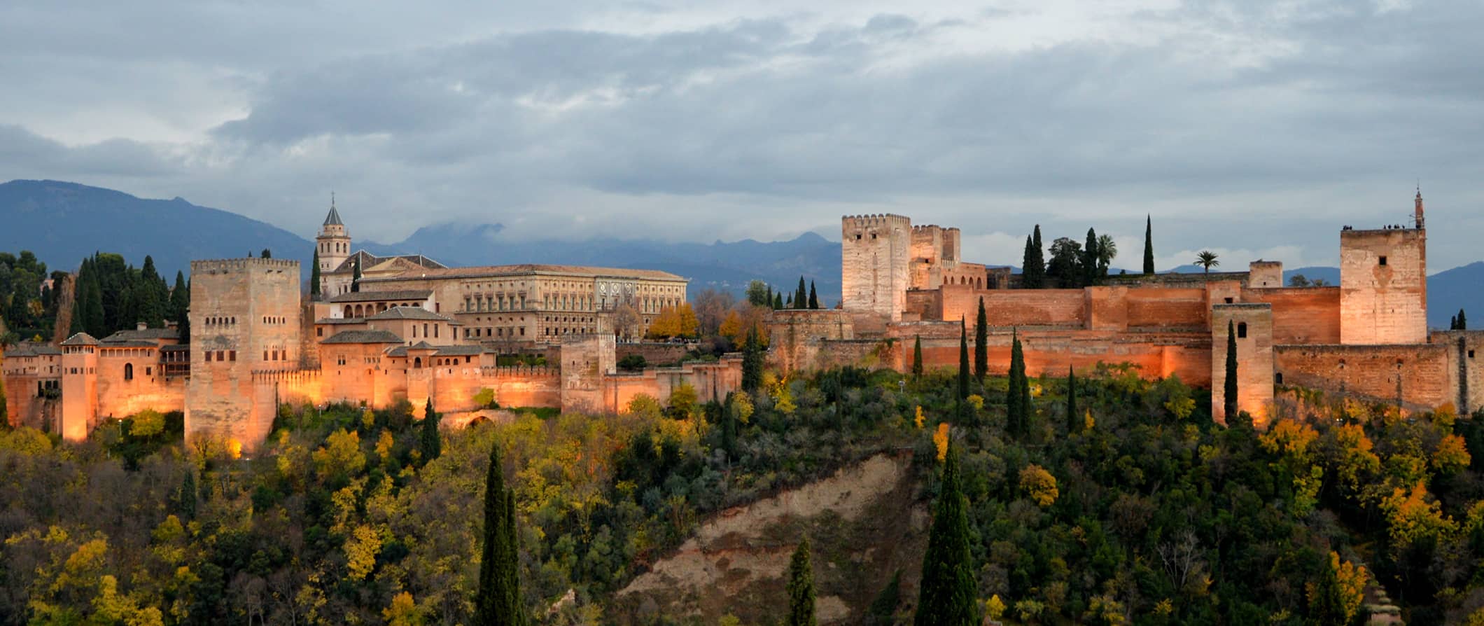 O famoso e histórico Palácio da Algambra em Granada, Espanha, cercado por vegetação
