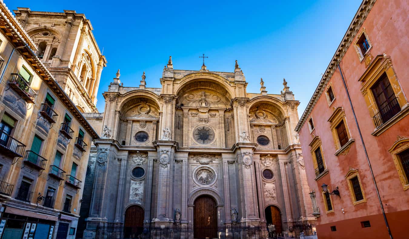Catedral histórica de Granada em um dia ensolarado na Espanha