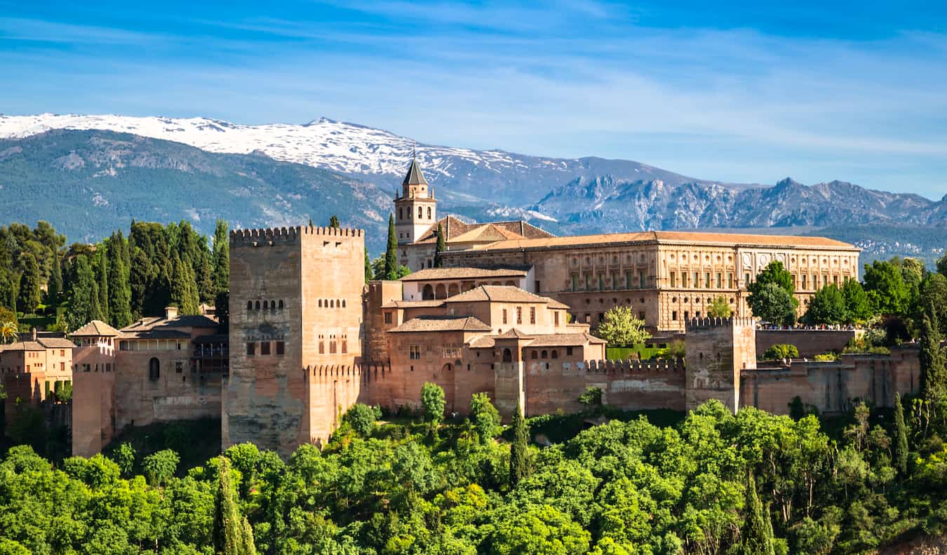 Assine Algamb e subindo acima de Granada, Espanha, em um dia de verão brilhante e ensolarado
