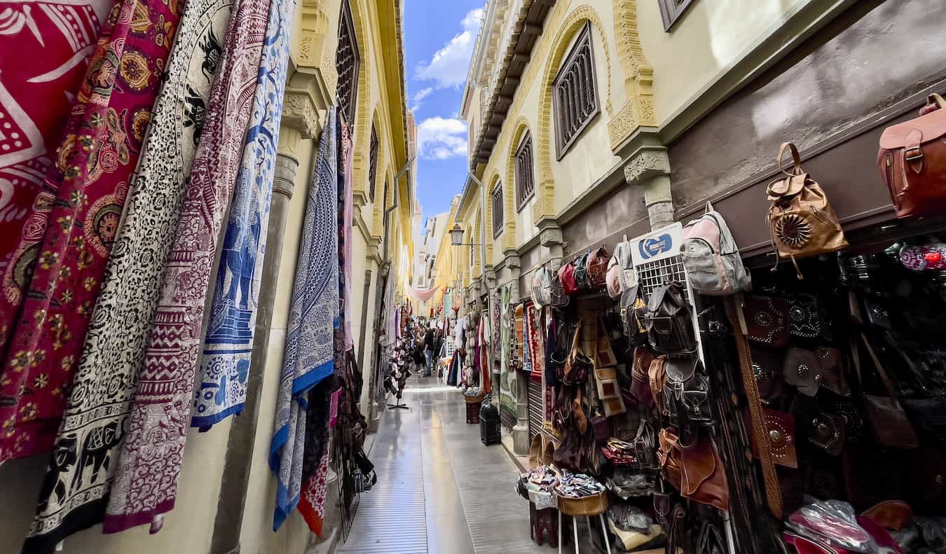 Ruas estreitas do antigo bairro judeu em Granada, Espanha