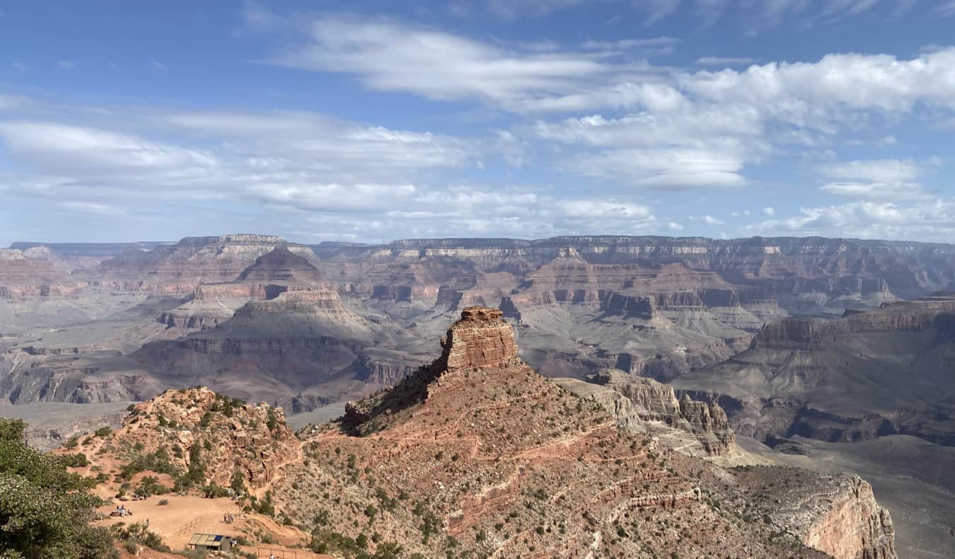 Formações rochosas únicas e penhascos imponentes em Grand Canyon