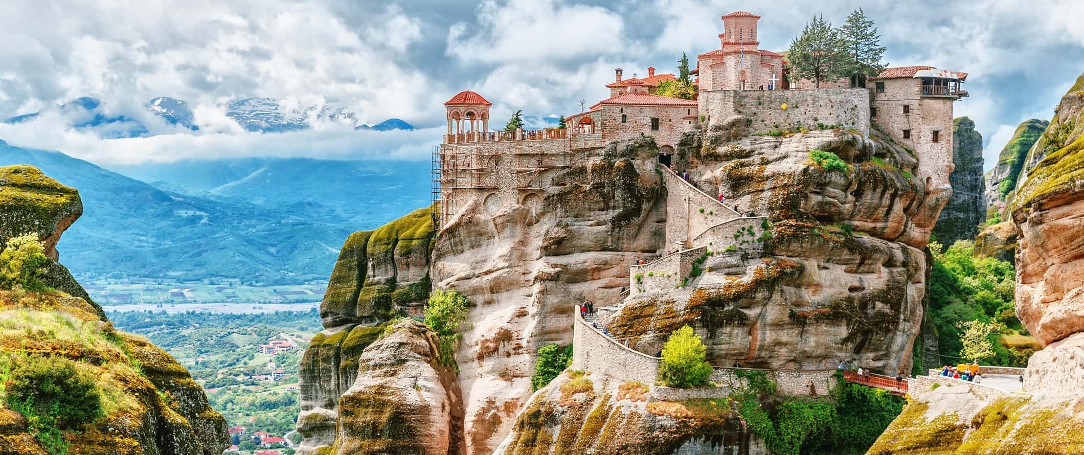 Vista dos mosteiros em rochas em Meteroa, Grécia