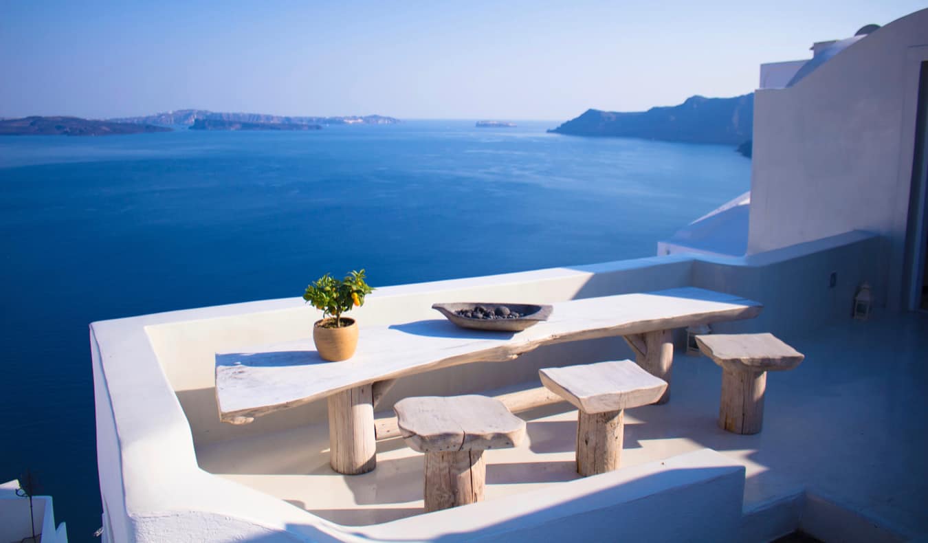 Vista das águas calmas de Santorini a partir de uma charmosa varanda