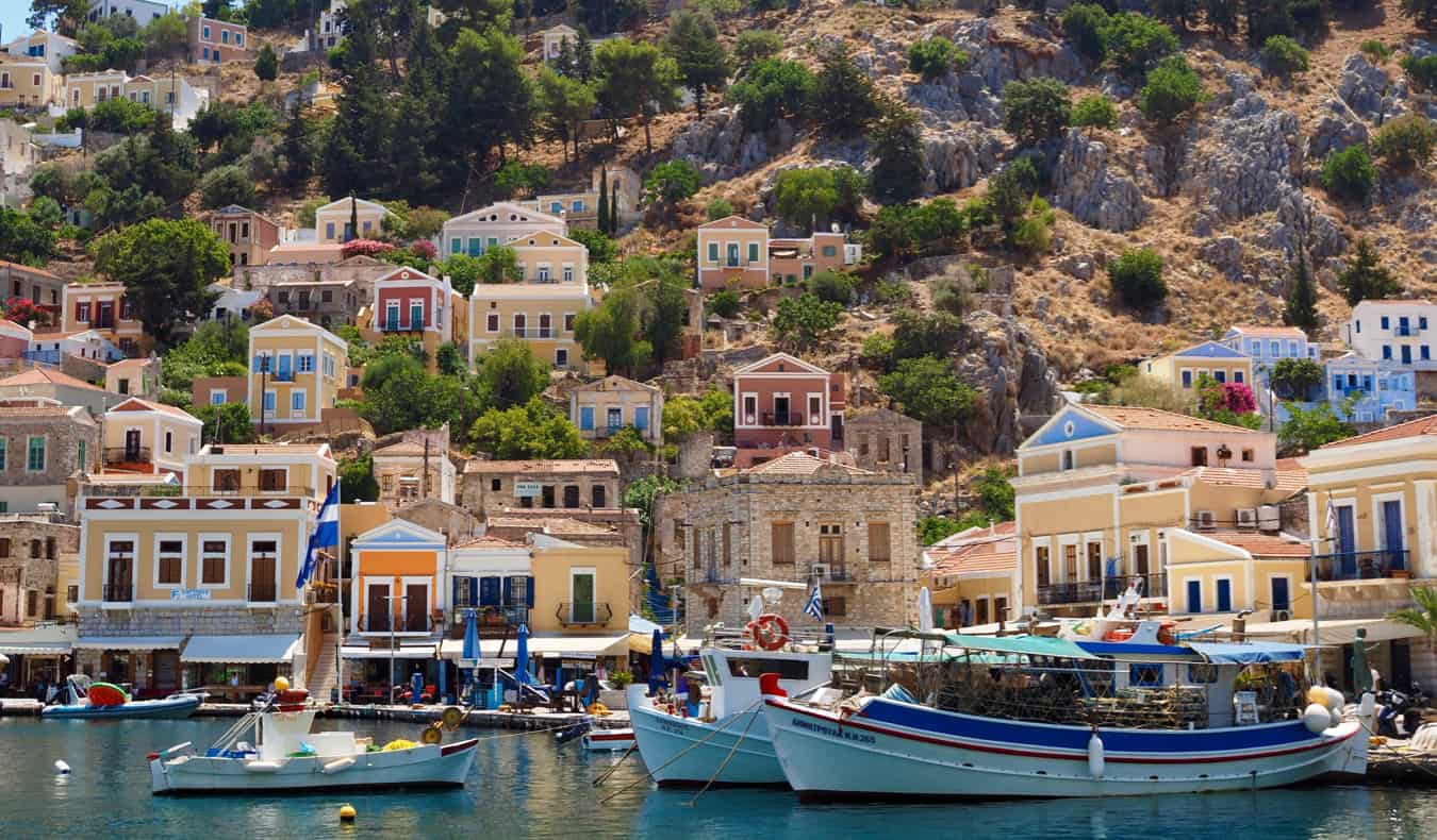 Uma pequena aldeia inserida na costa acidentada da Grécia