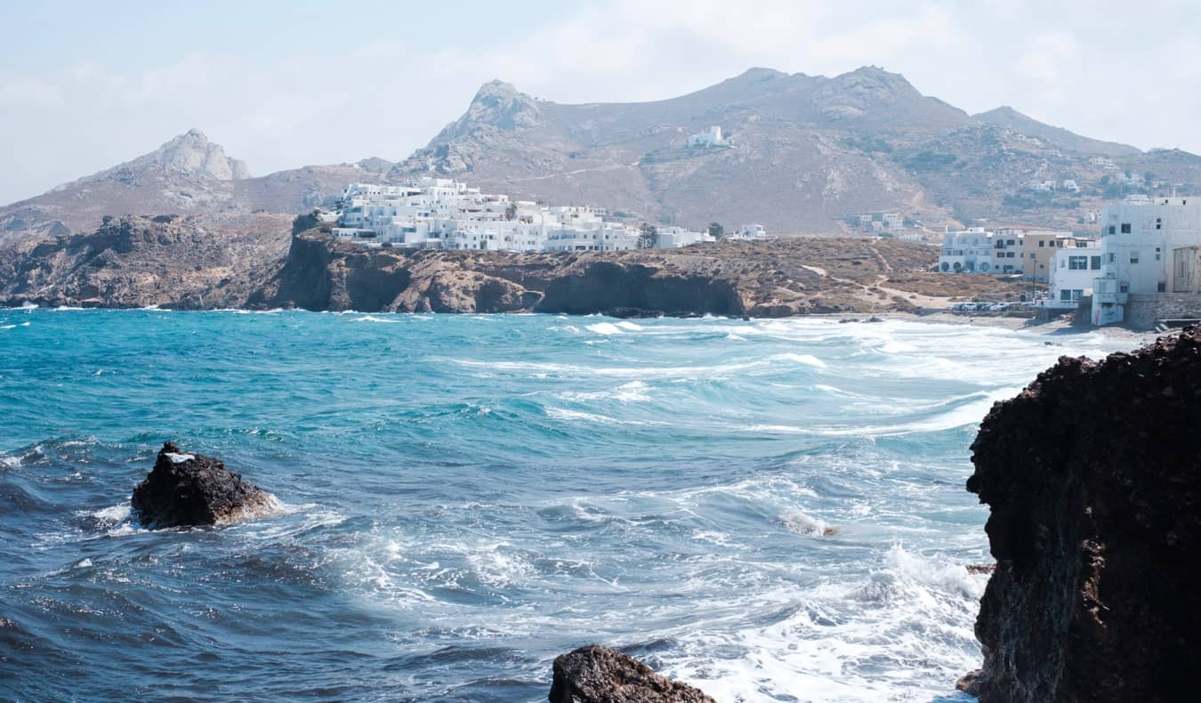 Águas transparentes e brilhantes de Naxos, Grécia