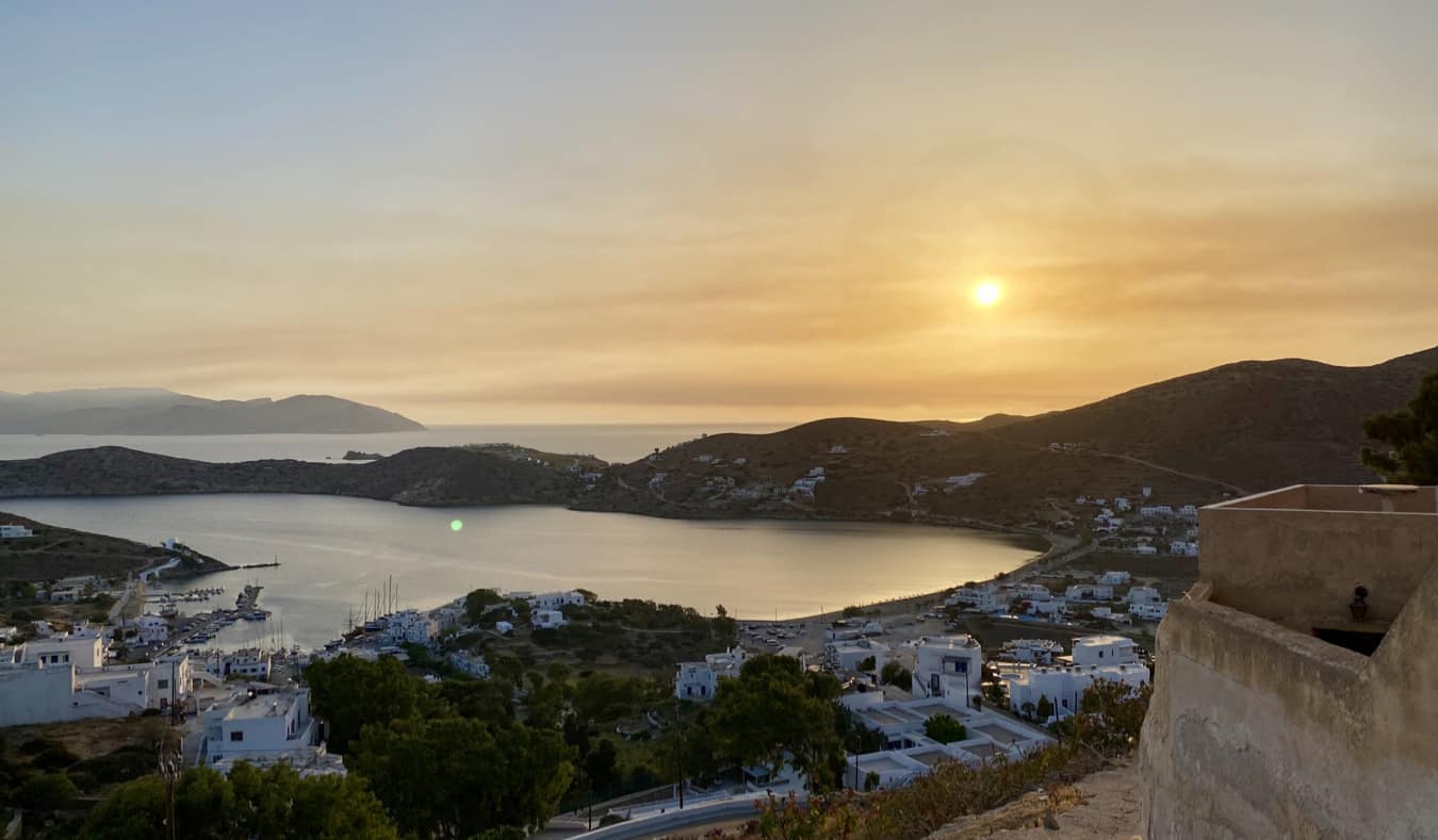 Pôr do sol pitoresco em uma das ilhas gregas