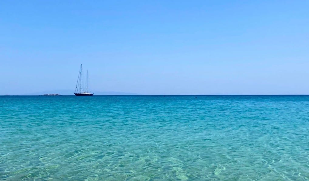 Águas transparentes da ilha de Naxos, na Grécia