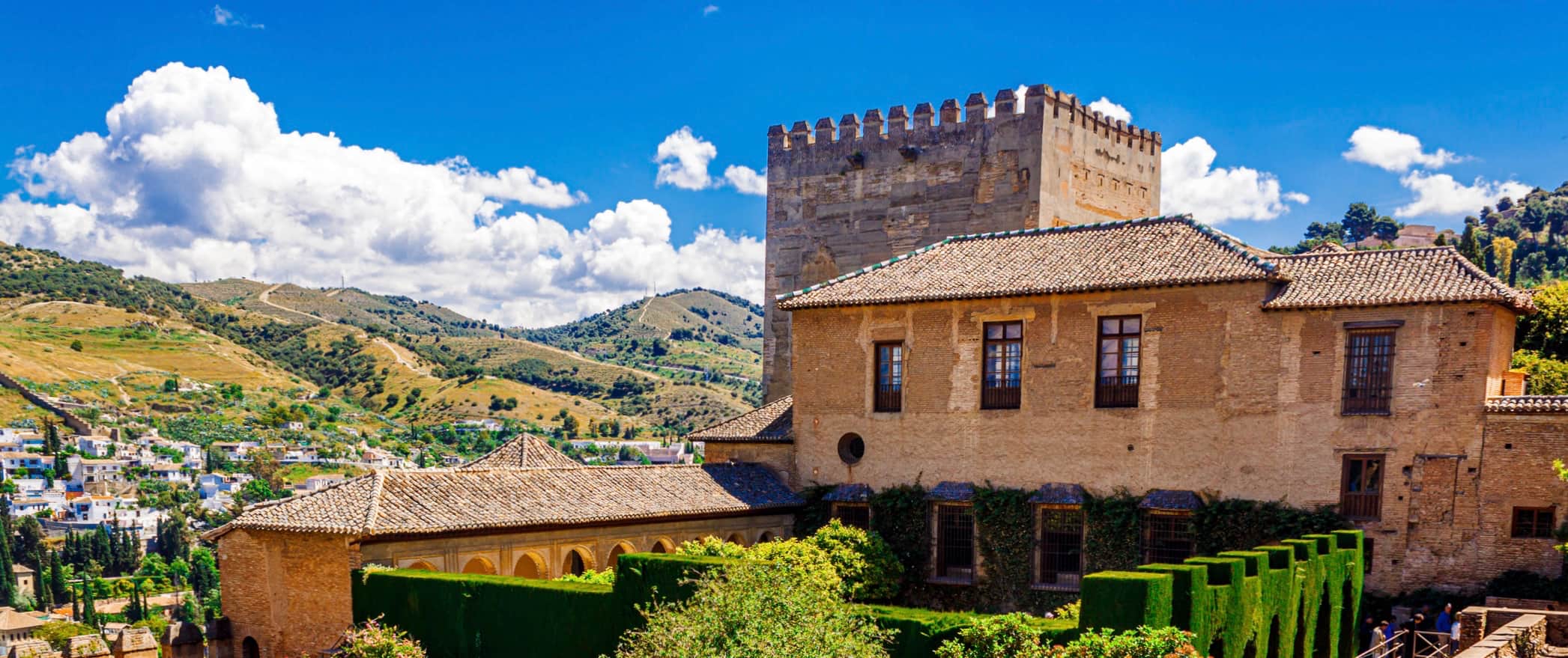 Um dos muitos edifícios históricos em Granada, Espanha, em um dia brilhante de verão