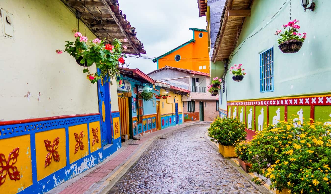Ruas bonitas e coloridas com azulejos esculpidos e decorados nas laterais dos edifícios em Guatape, Colômbia
