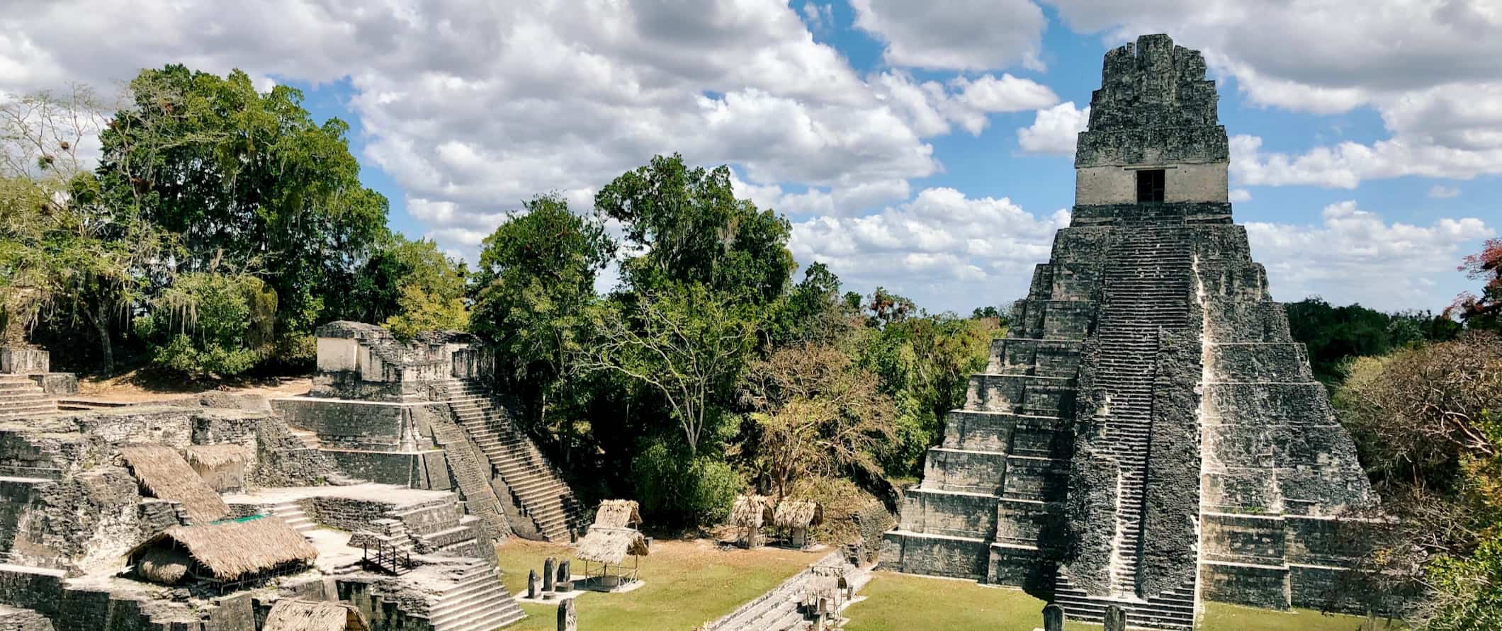 Pirâmides e outras ruínas da selva no sítio maia de Tikal, na Guatemala
