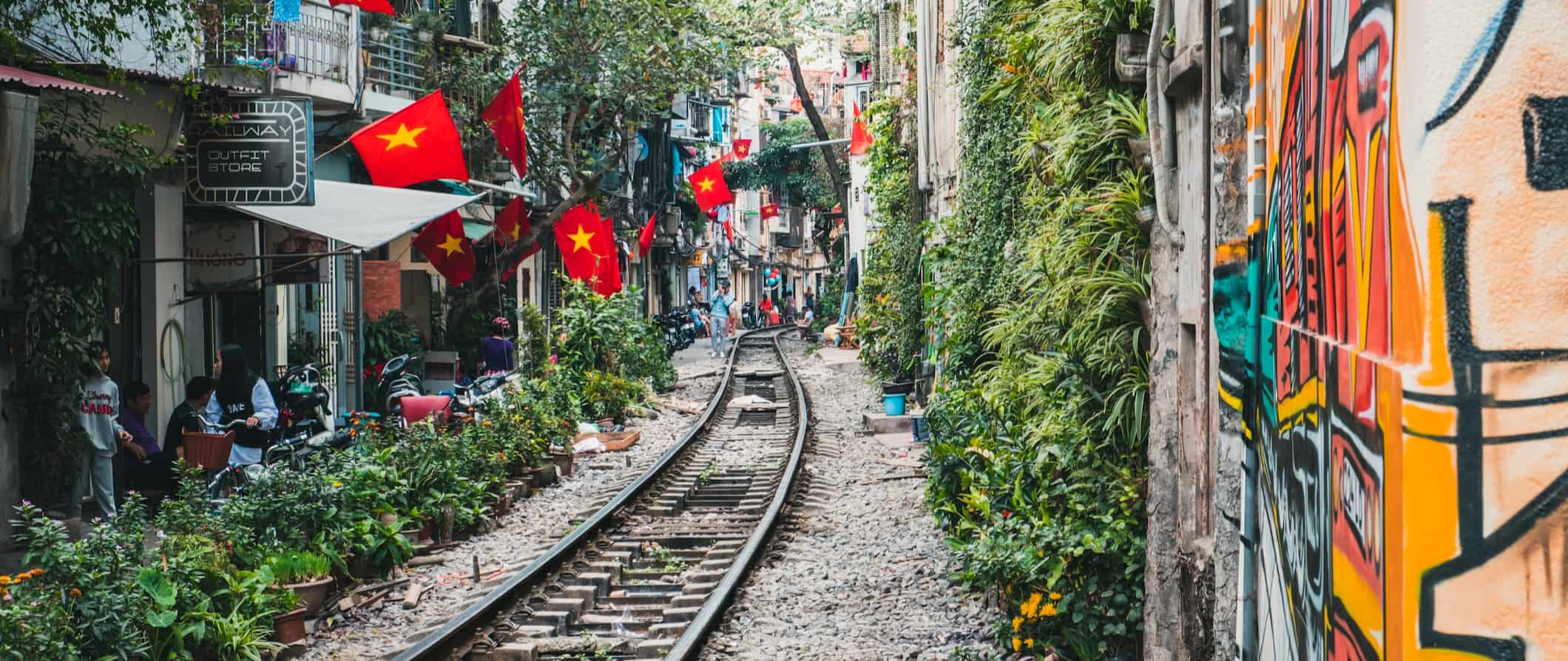 A famosa ferrovia da cidade na antiga cidade de Lively Hanói