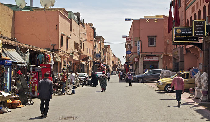 Street com barracas em marrocos ensolarado