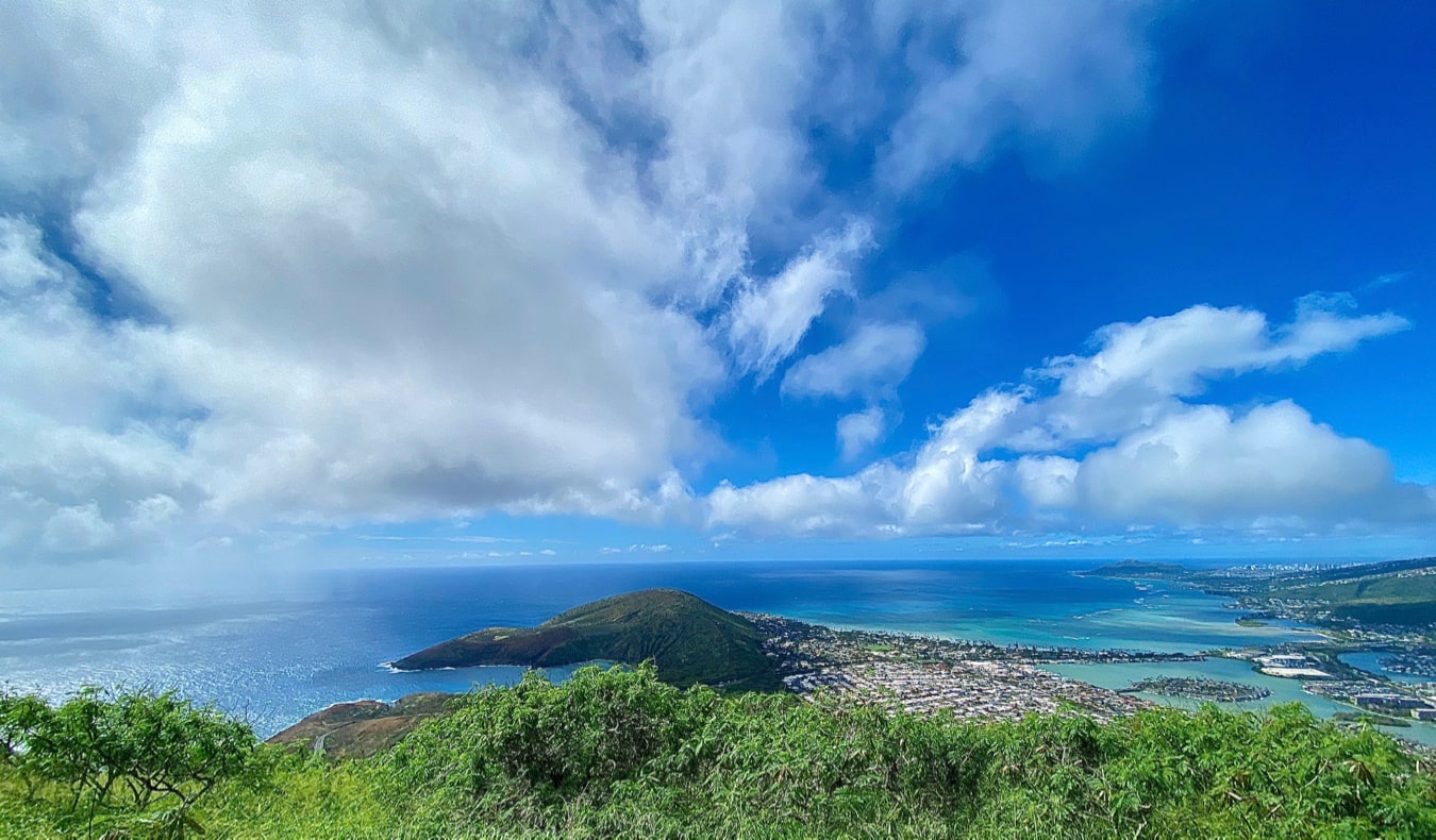 Céu azul brilhante acima da ilha de Oha, Havaí