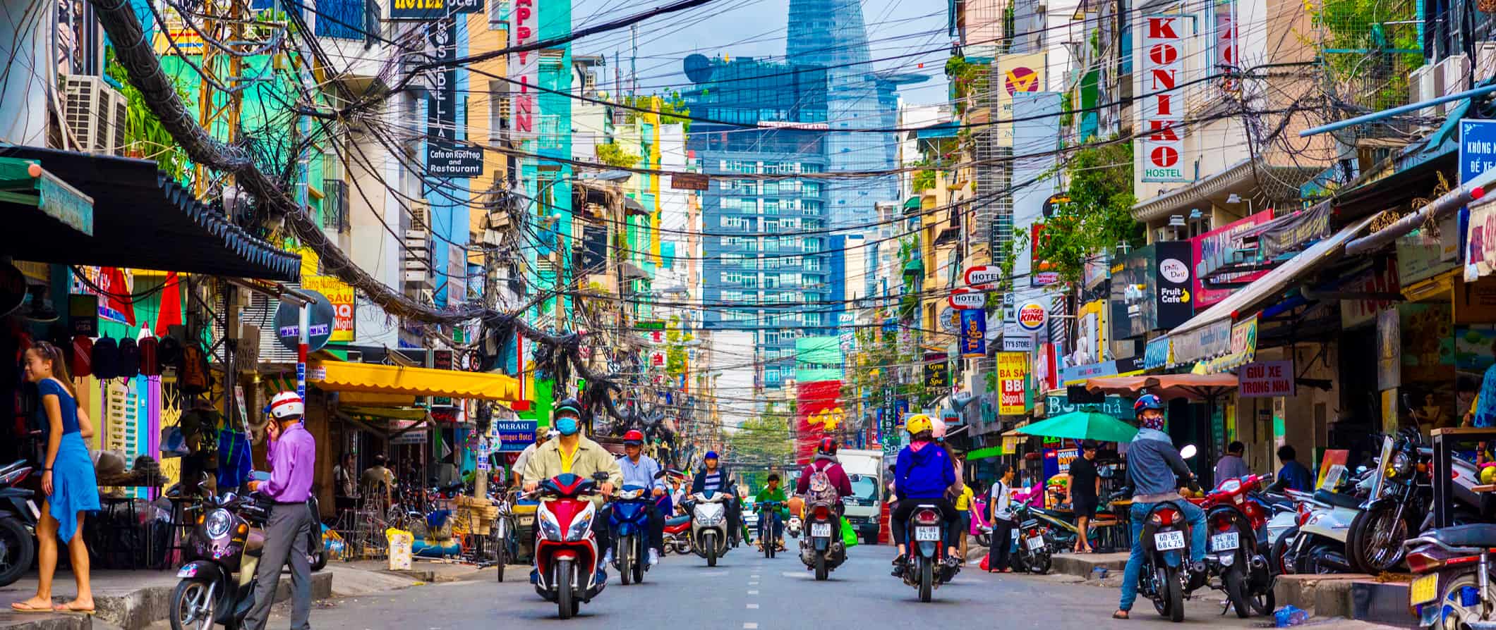 Estrada agitada cheia de transporte, em hushimin caótico, Vietnã
