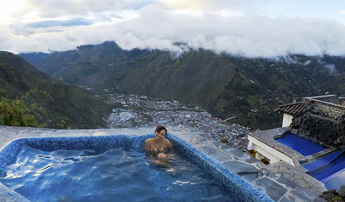 Heather, um viajante solitário, está descansando na piscina no Equador