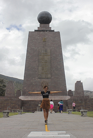 Heather, um viajante solitário, fica no equador