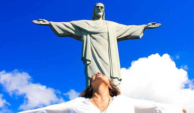Heiser no Brasil perto da Catedral de Cristo, o Skipper