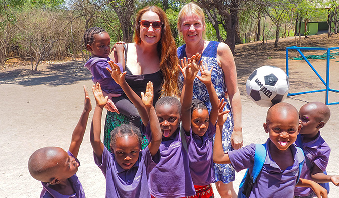 Um único viajante voluntário com crianças na África