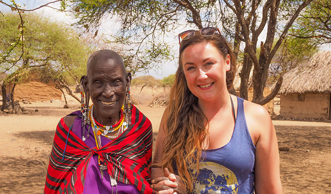 Uma mulher solitária que viaja para um residente local durante o trabalho voluntário na África