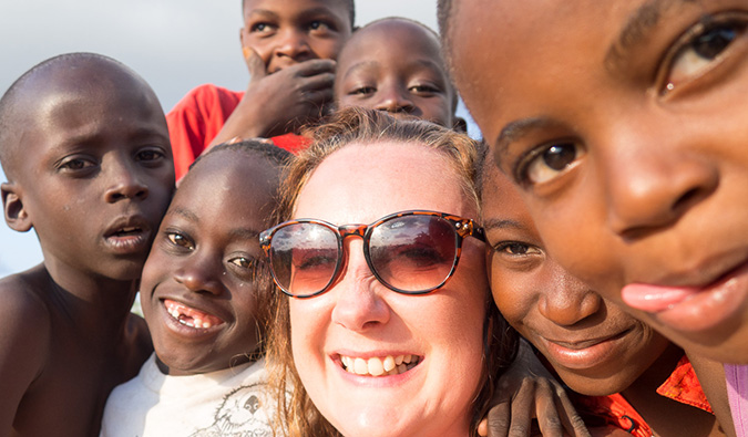 Voluntários solitários-transportadores de mulheres na África com crianças