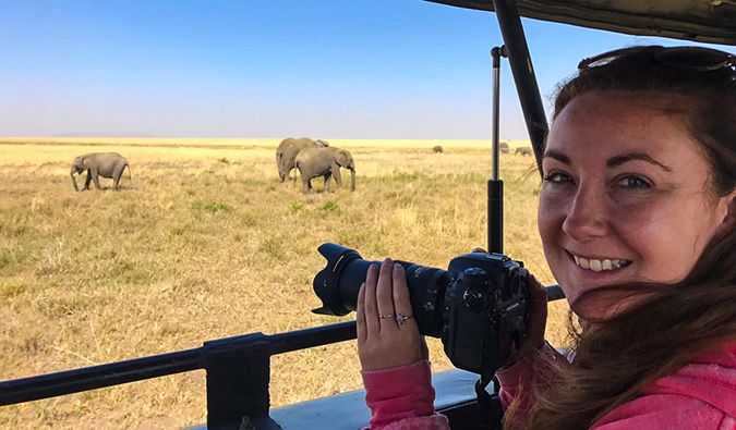 Um único viajante tira fotos no Safari na África
