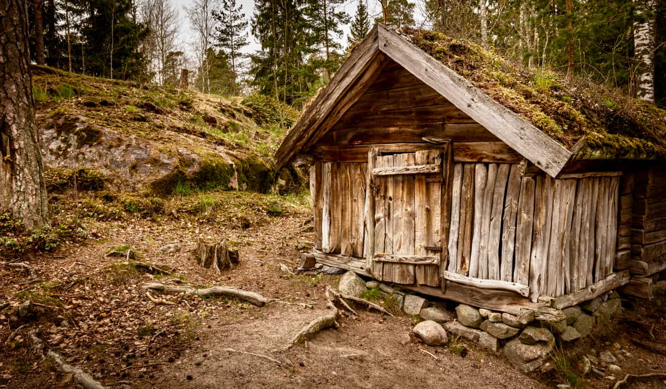 A antiga cabana na ilha de Serraaari em Helsinque, Finlândia