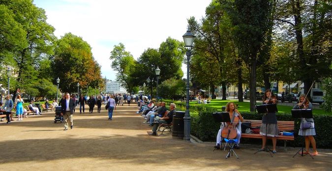 Esplanade Park em Helsinque, Finlândia, tão natural e sereno