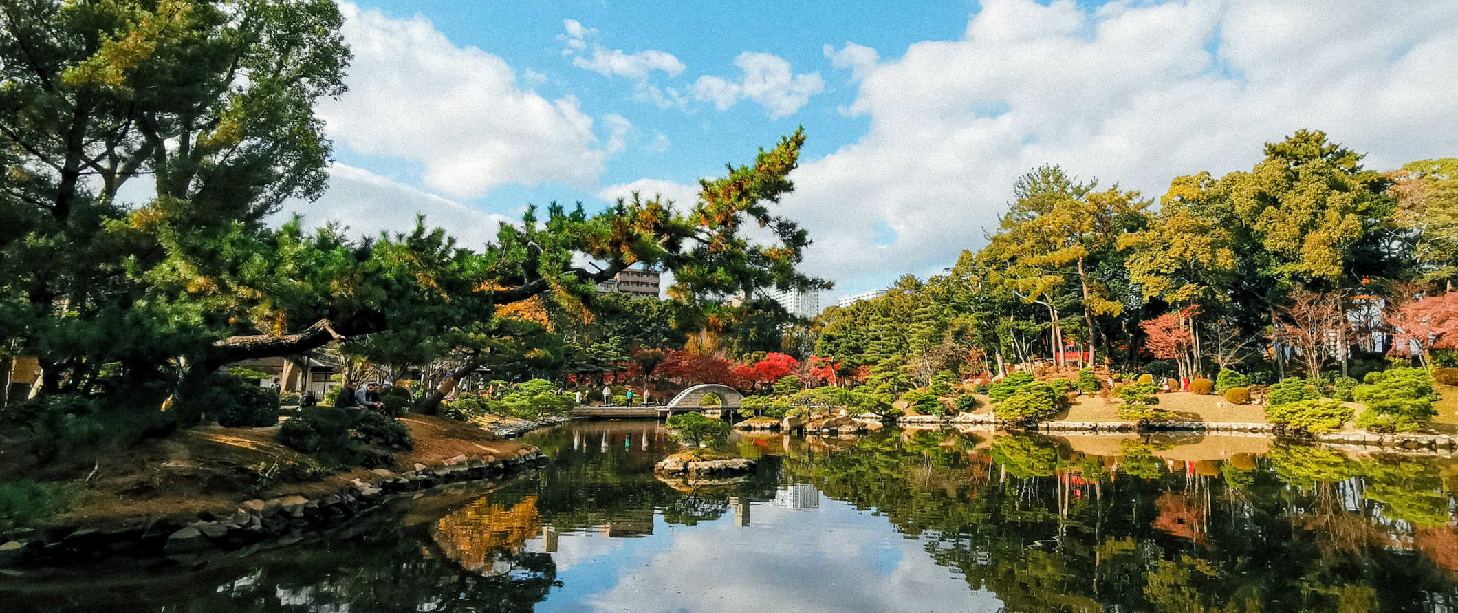 Jardim e lago tranquilos e tranquilos na tranquila Hiroshima, Japão