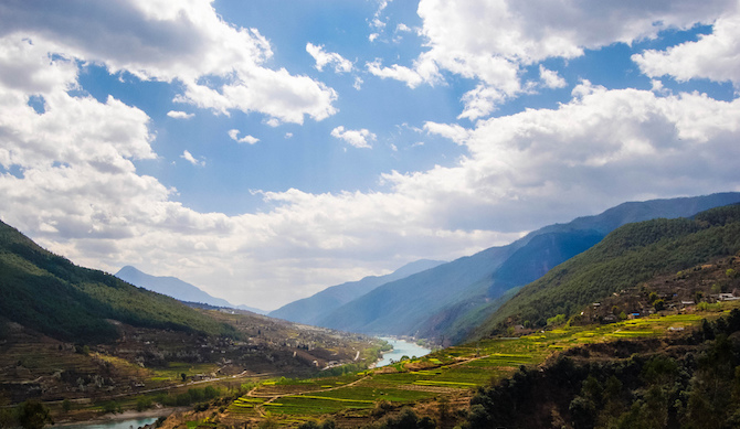 Área rural verde na bacia hidrográfica na China